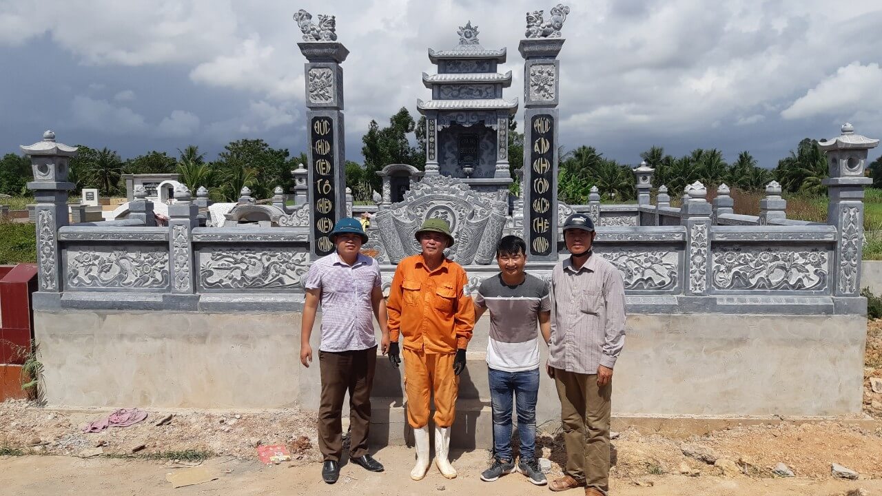 Nghệ nhân Lương Uy Lực cùng khách hàng nghiệm thu công trình lăng mộ đá