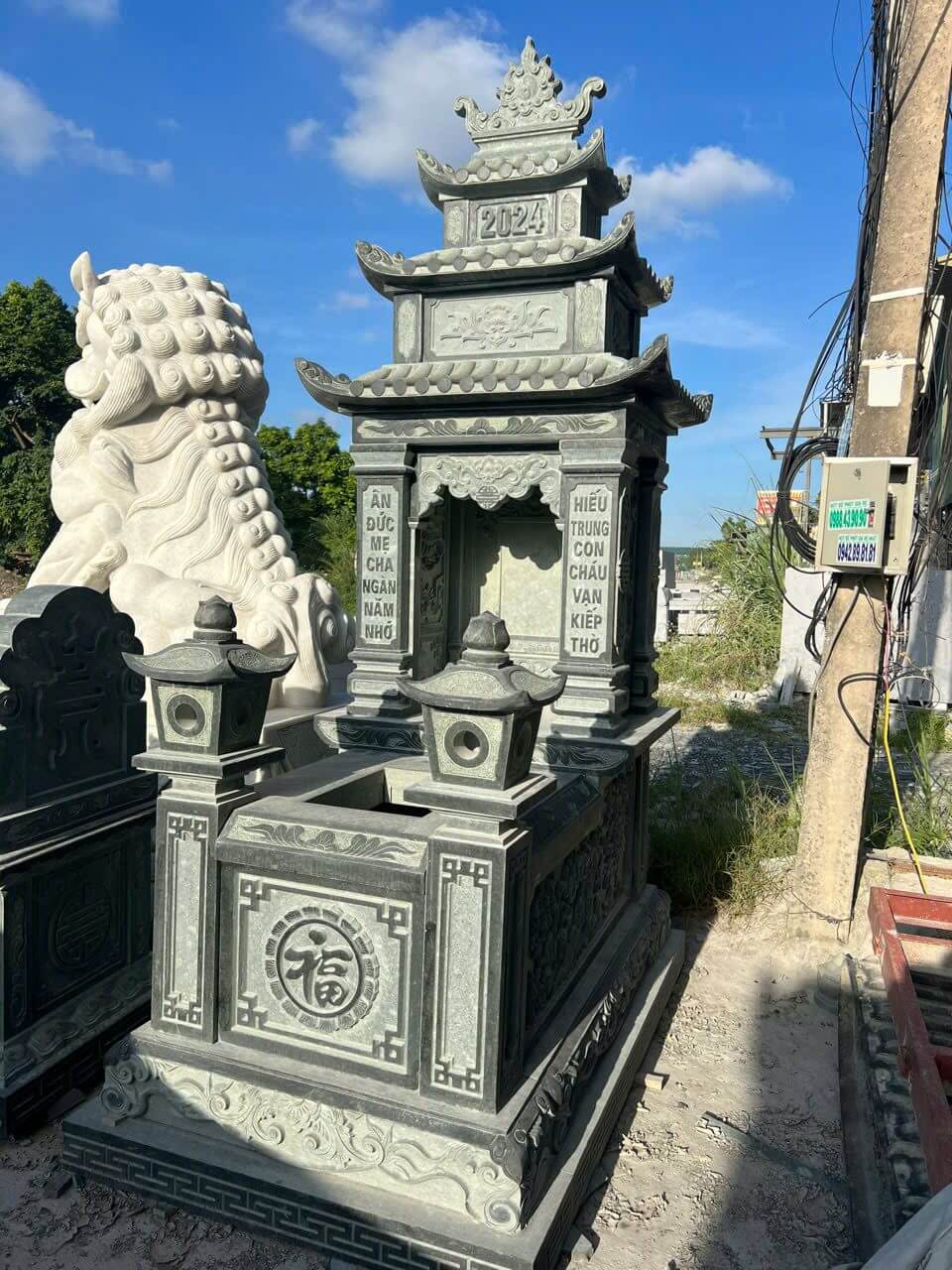 Mẫu mộ đá 3 mái bằng đá xanh Ninh Bình Mẫu mộ đá 3 mái bằng đá xanh Ninh Bình