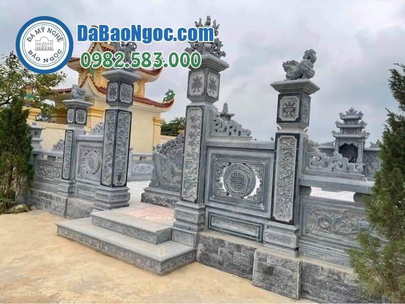 Công trình cổng đá tam quan làm bằng đá Xanh Ninh Bình, các chi tiết được điêu khắc tỉ mỉ bởi các nghệ nhân Ninh Bình