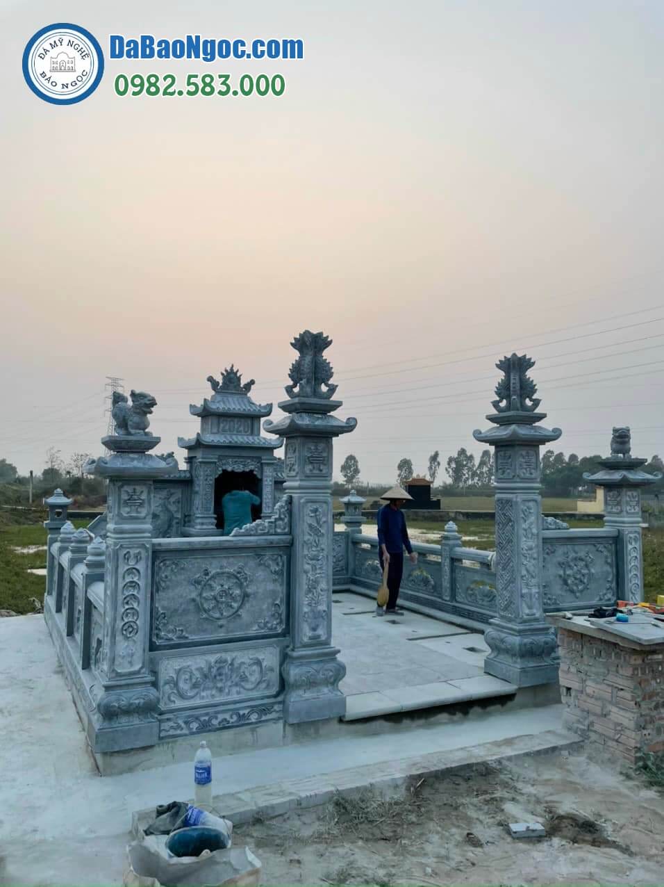 Lăng mộ đá xanh nguyên khối xây ở Hưng Yên