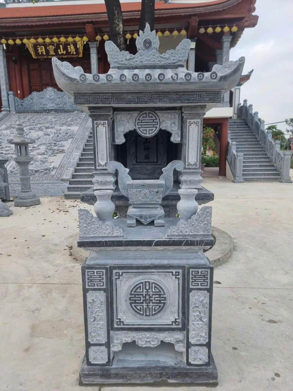 Bàn thờ thiên ngoài trời làm bằng đá xanh Ninh Bình