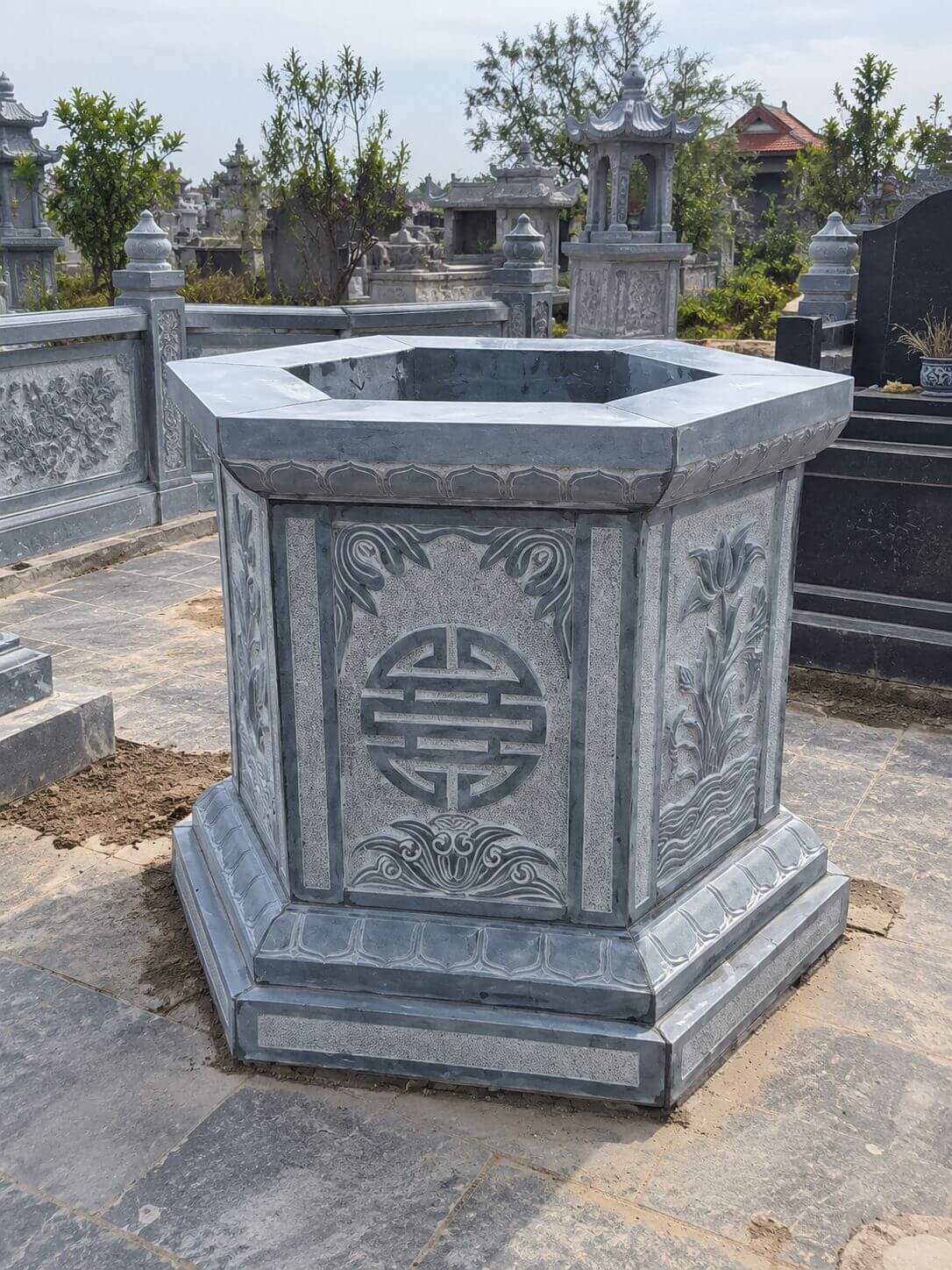 Mẫu mộ đá lục giác làm tại Hưng Yên Mẫu mộ đá lục giác làm tại Hưng Yên