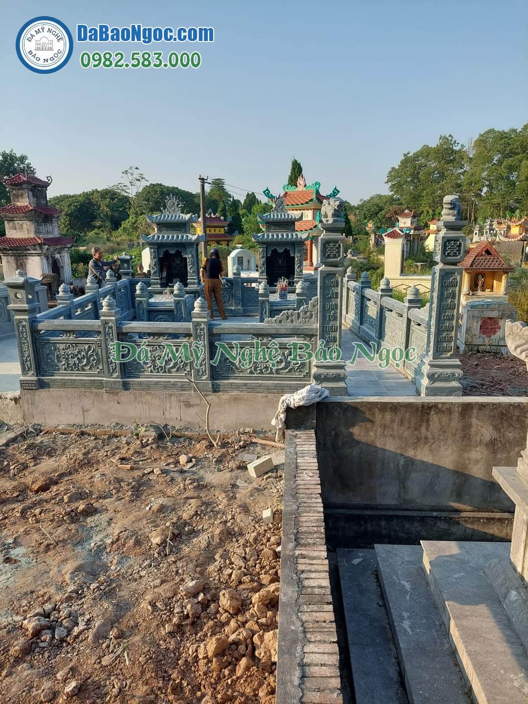 Toàn cảnh khu lăng mộ bằng đá xanh Rêu ở hòa Bình