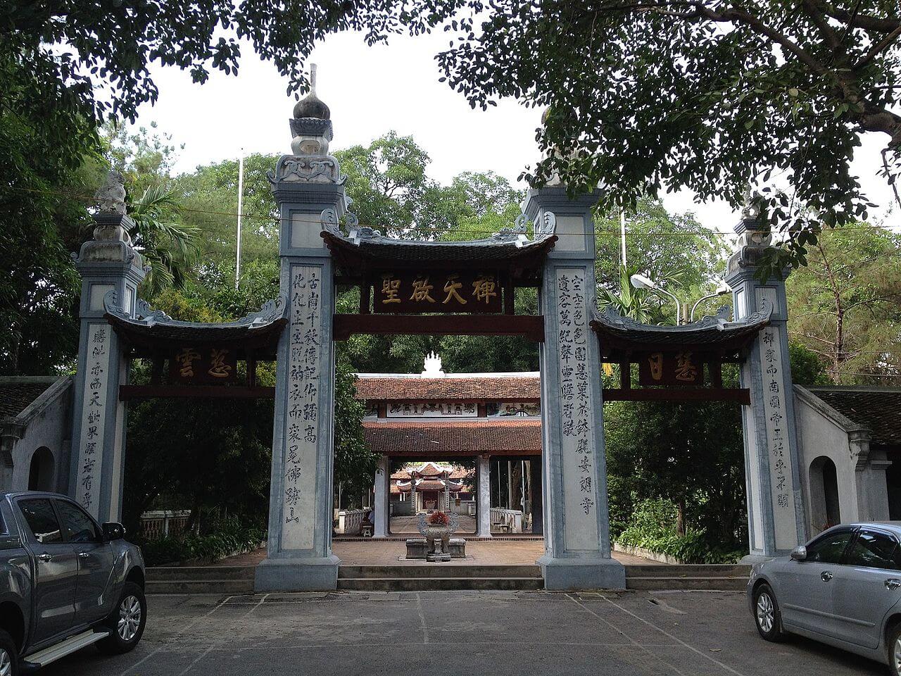 Cổng tam quan tứ trụ ở chùa Láng